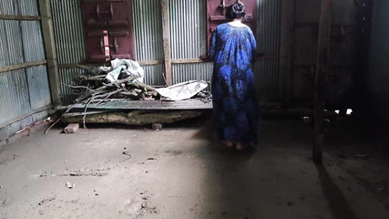 Ma demi-soeur aînée nettoyait ma chambre, je l'ai serrée dans mes bras et j'ai commencé à lui baiser le cul