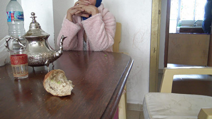 Une femme arabe montre sa chatte poilue à son beau-fils adolescent