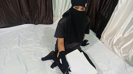 Punie pour ses devoirs, une fille musulmane en hijab a été baisée