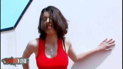Lyam - Petite brune arabe en chaleur Lyam se déshabillant sur la terrasse