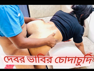 Un couple bengali baise brutalement en pleurant.