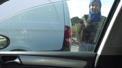 Salope algérienne baise en voiture sur le parking du Mcdonald's à Marseille