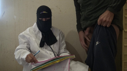 Une médecin musulmane coquine donne une branlette à l'un de ses patients