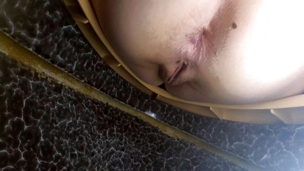 Bébé pisse dans les toilettes