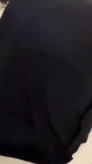 Une femme de ménage arabe coincée quand elle nettoie sous le lit - Une fille hijab à gros cul porte un abaya niqab et une culotte