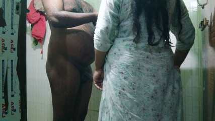 La demi-soeur suce la bite de son vieux demi-frère et éjacule