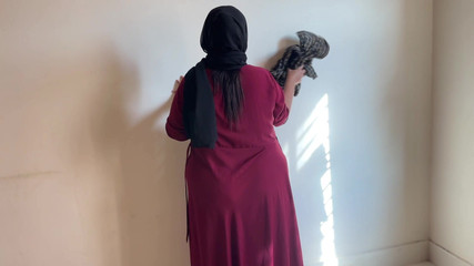 Hijab Hookup - Une vraie femme de ménage musulmane bien roulée baisée par le propriétaire de la maison pendant qu'elle nettoie la chambre