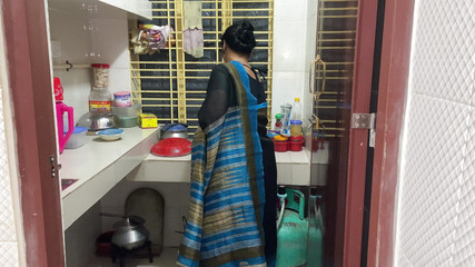 J'ai vu ma belle-tante cuisiner seule dans la cuisine, je l'ai serrée dans mes bras et j'ai commencé à baiser