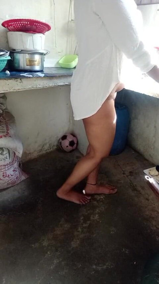 L'indienne Jeeja Saali baise torride dans la cuisine