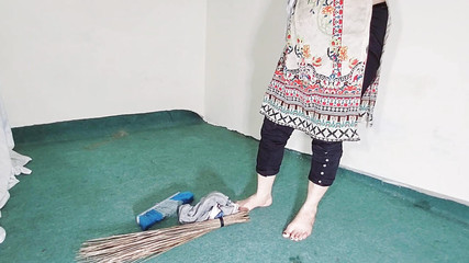 Femme de chambre sexy nettoyant la salle et vous séduisant tous, sale hindi parlant