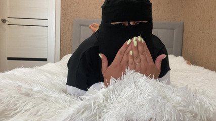 Une MILF syrienne en hijab donne des instructions pour se branler et la faire jouir chaude et mouillée