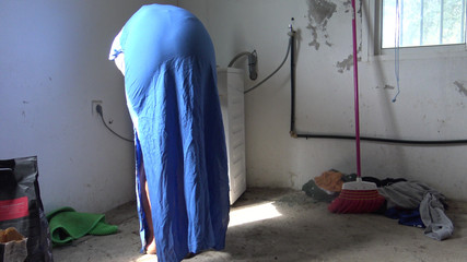 Homme dur avec son voisin marocain