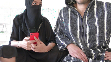 Une femme arabe dit à son mari qu'elle est lesbienne et veut lécher la chatte