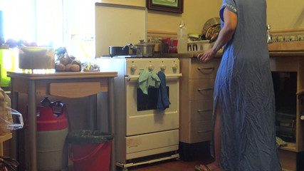 Une femme musulmane turque est choquée lorsqu'elle reçoit une éjaculation surprise de son mari pervers