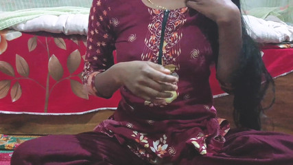 Desi Sexy Girl Masturbation avec Aubergine Vidéo Virale Partie 1