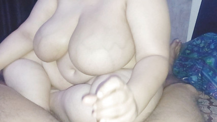 Petite amie indienne BBW donnant un travail manuel pour obtenir son emploi