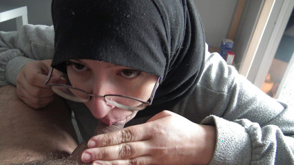 Une jeune fille musulmane a des relations sexuelles avec un professeur turc