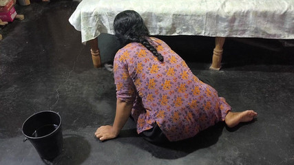 Ma belle-tante nettoie la maison et j'ai serré ma belle-tante dans mes bras