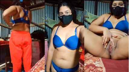 Desi Girl Akhi jouant avec ses très belles parties du corps