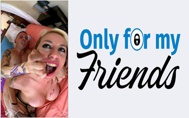 Elle peut enfin baiser et une salope aux gros seins et à la chatte rasée profite tout en tenant une bite bien dure dans sa chatte