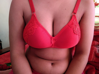 Une dame sexy montre son corps sexy