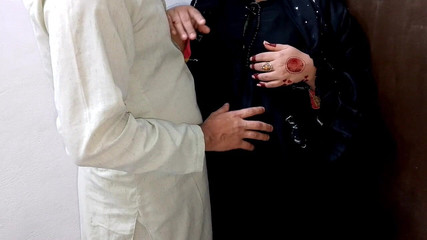 A eu des relations sexuelles avec sa petite amie musulmane célibataire en l'appelant dans la chambre d'hôtel