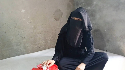 Une femme musulmane a été à peine baisée par un électricien