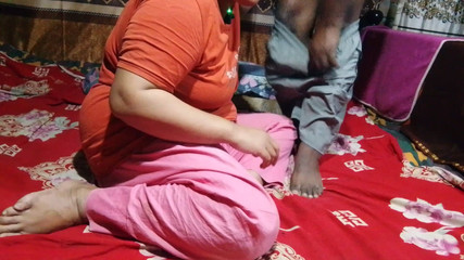 Le beau-frère a forcé sa belle-sœur à travailler et l'a baisée.