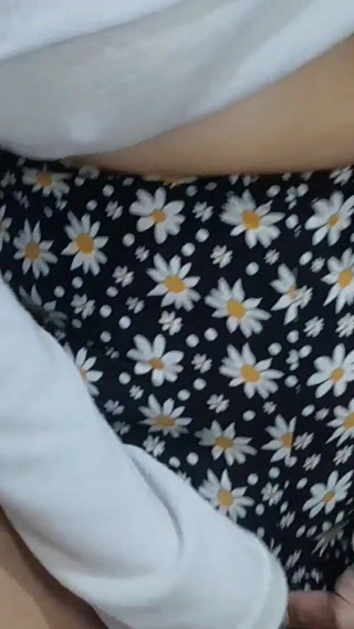 Hot Wife se masturbe la chatte avec la friction de son short, elle devient très sale et veut une bite.