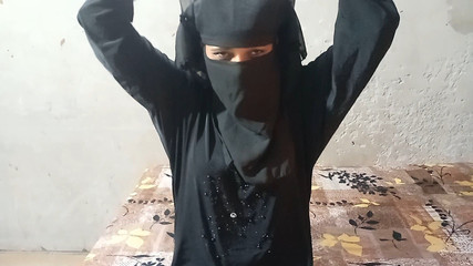 Une fille musulmane faisait du footjob