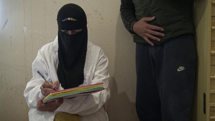 Un garçon timide est choqué quand une infirmière musulmane touche sa bite