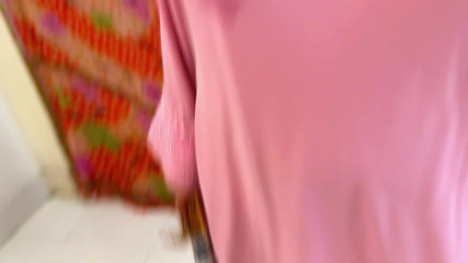 Une balayeuse d'hôtel m'a surpris en train de me branler, puis je suis surpris qu'elle m'aide à finir de jouir avec sa baise anale