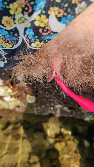 Chatte poilue avec Lovense pissant dans l'eau